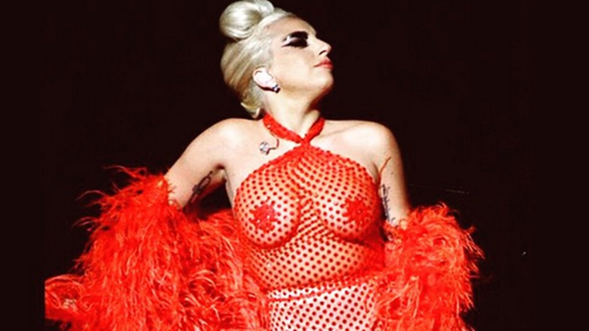 Lady Gaga showar loss i rött.